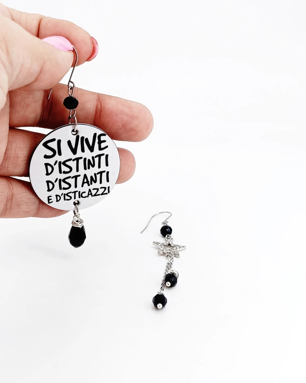 Orecchini si vive D'istinti d'istanti e d'isticazzi
