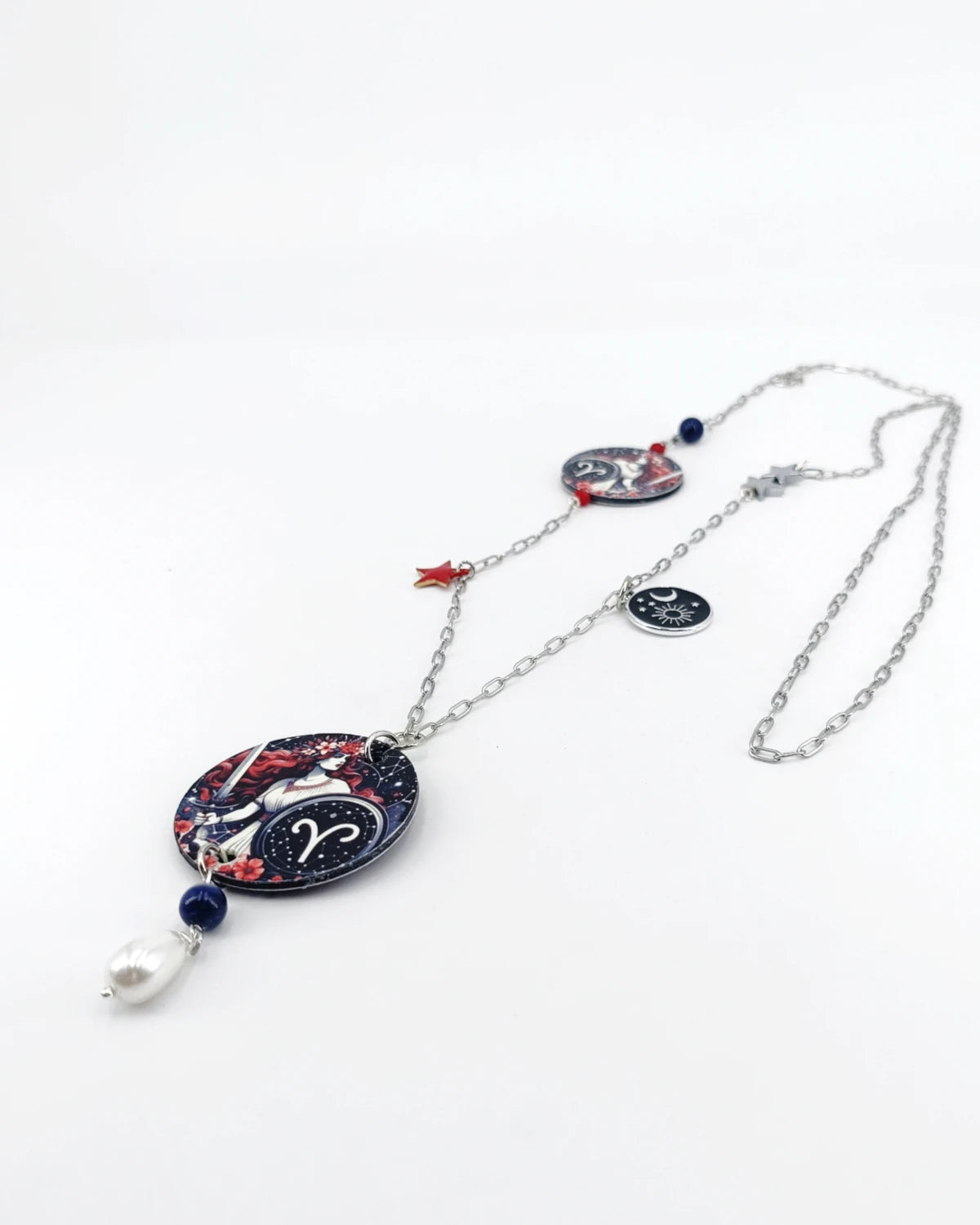 collana ariete appoggiata