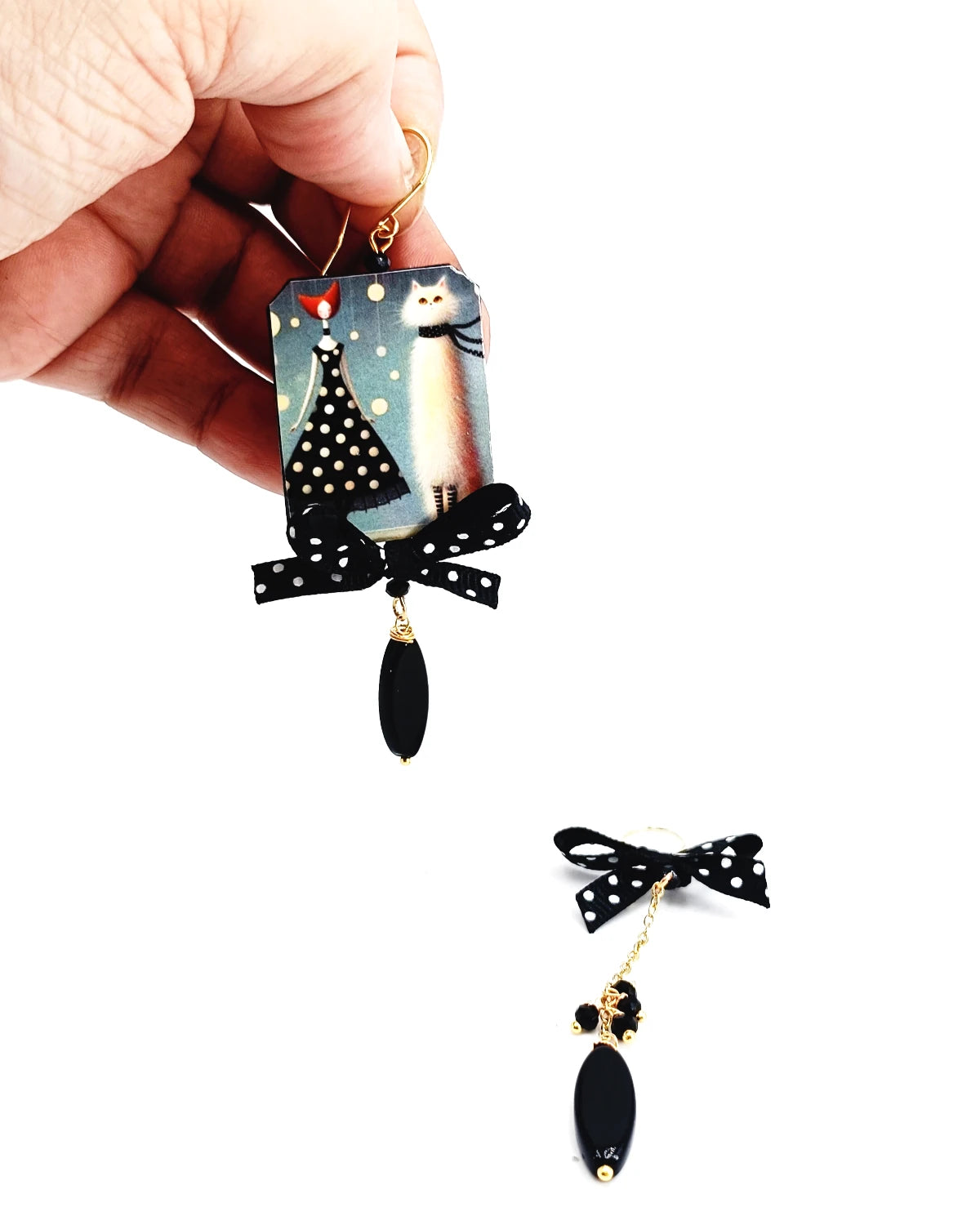 Orecchini di carta La donna col gatto bianco