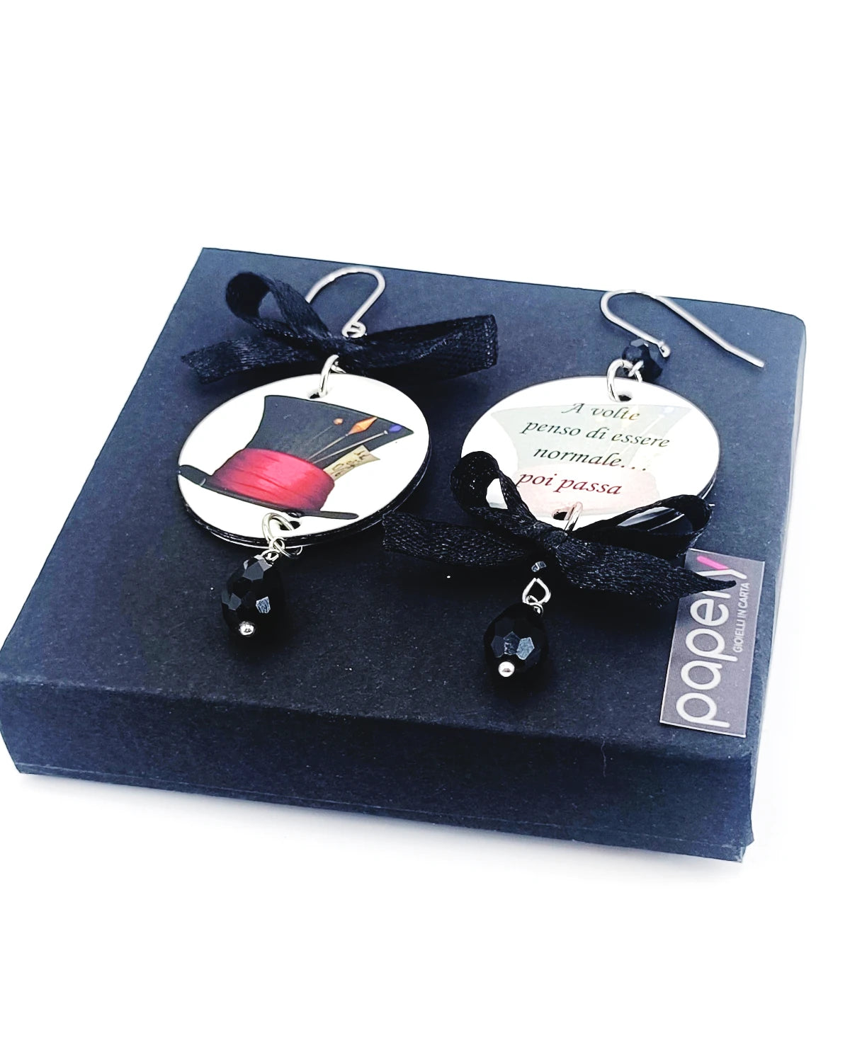 Orecchini di carta Falsi allarmi di normalità