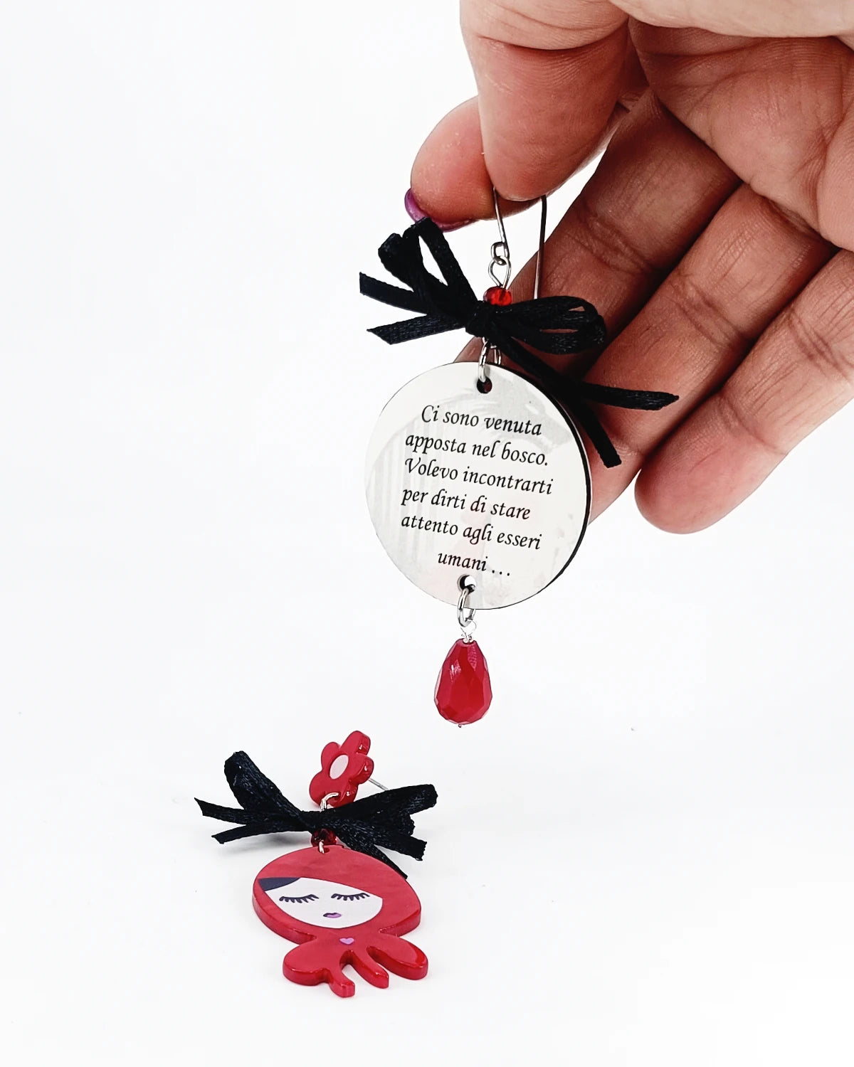 orecchini Ci sono venuta apposta nel bosco. Volevo incontrarti per dirti di stare attento agli esseri umani